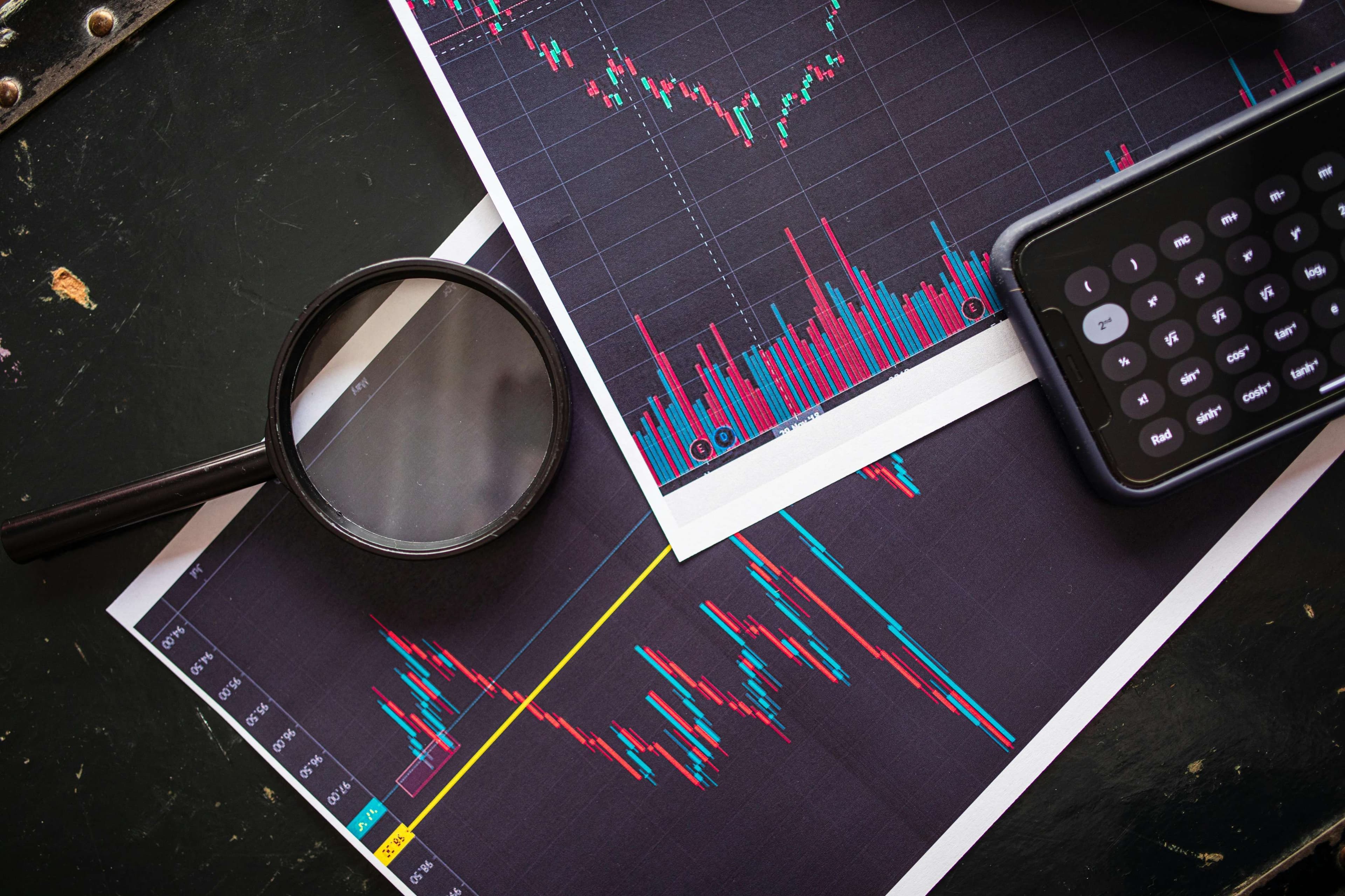 Investir dans des actions : comment débuter prudemment ?